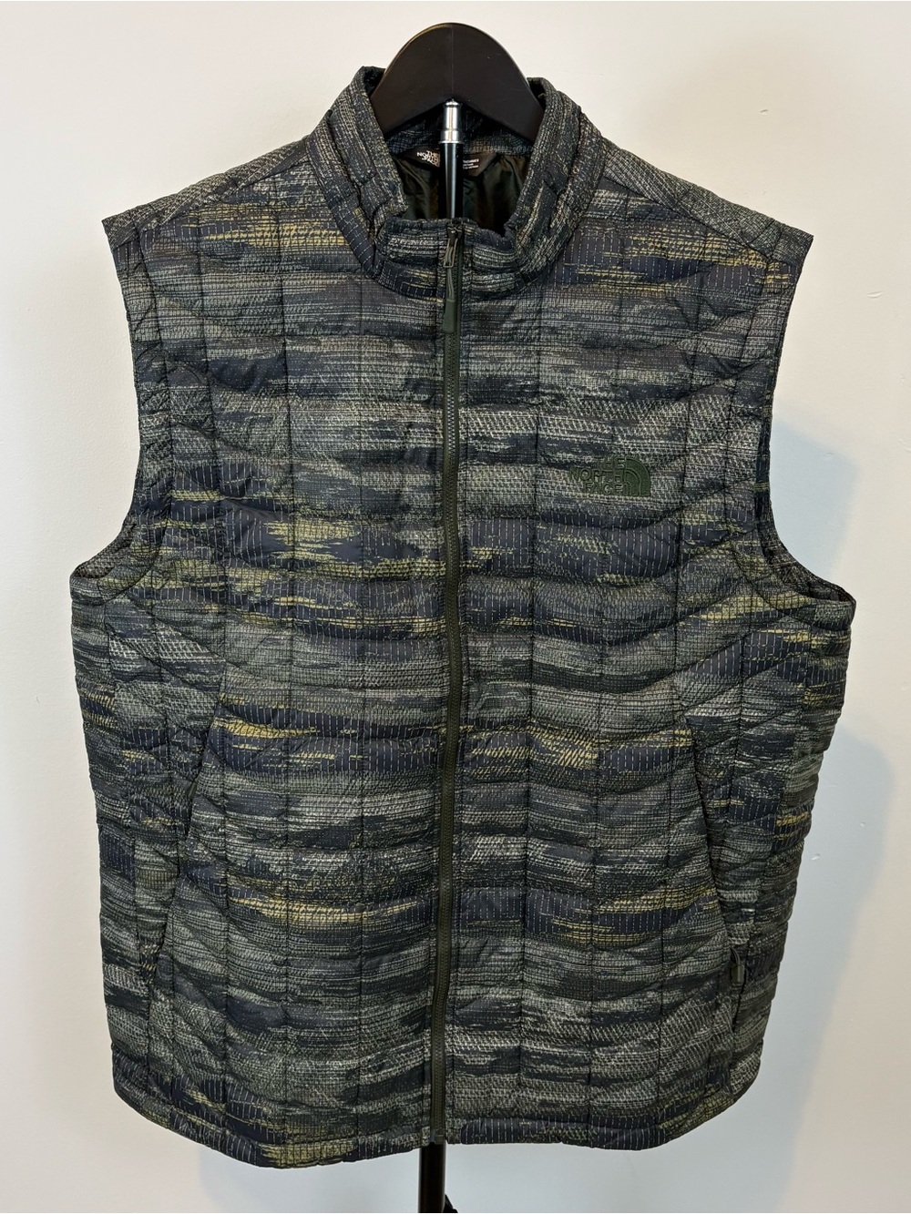 The North Face ThermoBall Puffer Vest Packable Quilted Men’s Large Camo Green